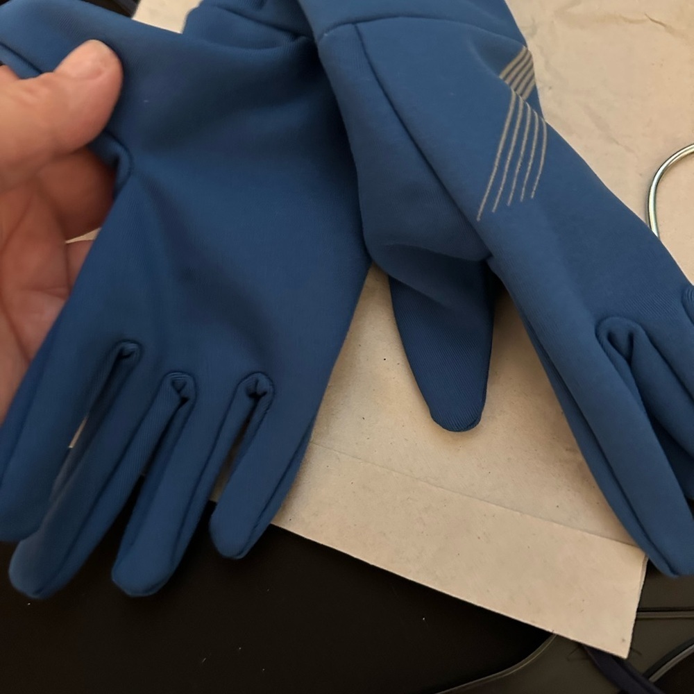Amazon Essentials Blue Gloves with Stripe Accent - Picture 2 of 3